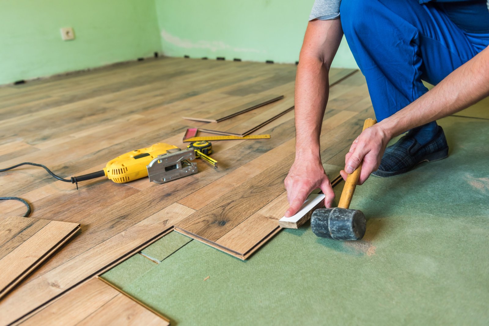 worker install the laminate floor